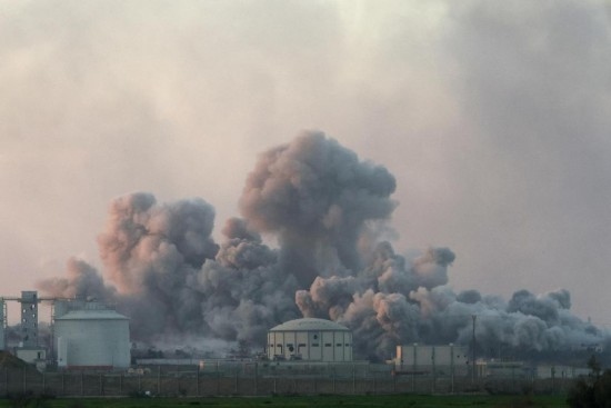  這是1月6日從加沙邊境以色列一側(cè)拍攝的加沙北部遭襲情況。新華社發(fā)（伊蘭·阿薩亞格攝/基尼圖片社）
