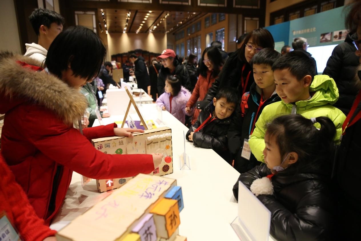 學(xué)生現(xiàn)場演示科創(chuàng)作品。主辦方供圖