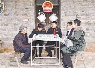  圖②：調(diào)解現(xiàn)場(chǎng)。