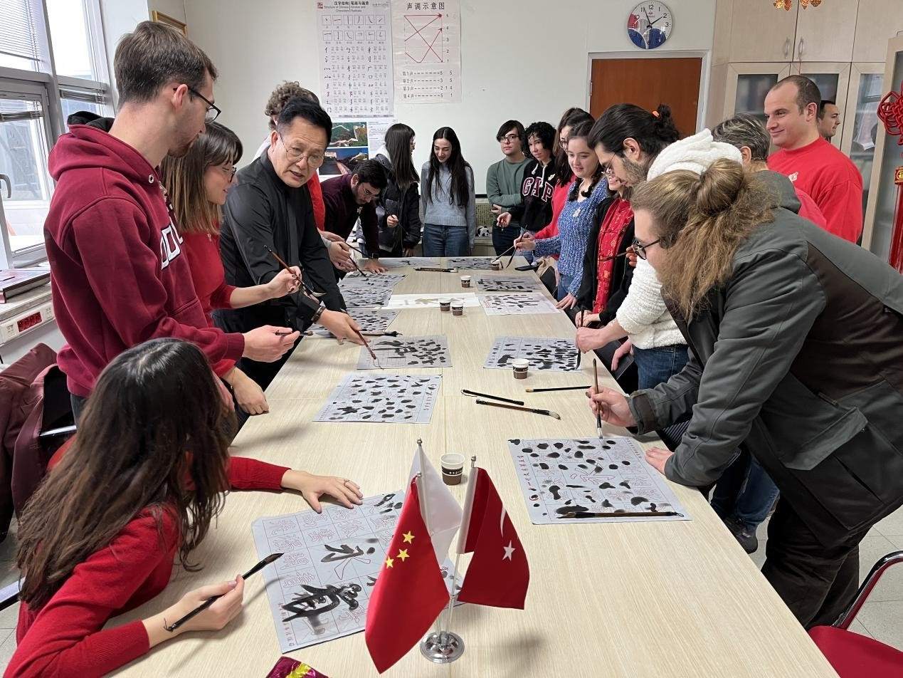 學(xué)生體驗(yàn)書法。中東技術(shù)大學(xué)孔院供圖