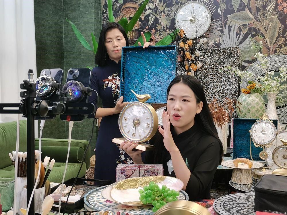 △在廣西防城港東興市一個(gè)電商直播間里，主播在進(jìn)行活動(dòng)推介。