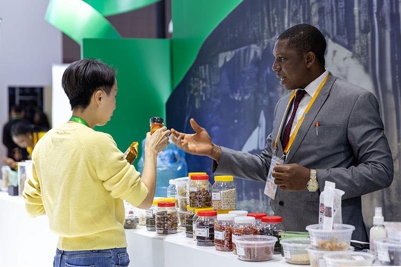 △2023年11月7日，在進(jìn)博會(huì)國(guó)家館尼日利亞館，展商介紹尼日利亞產(chǎn)品。