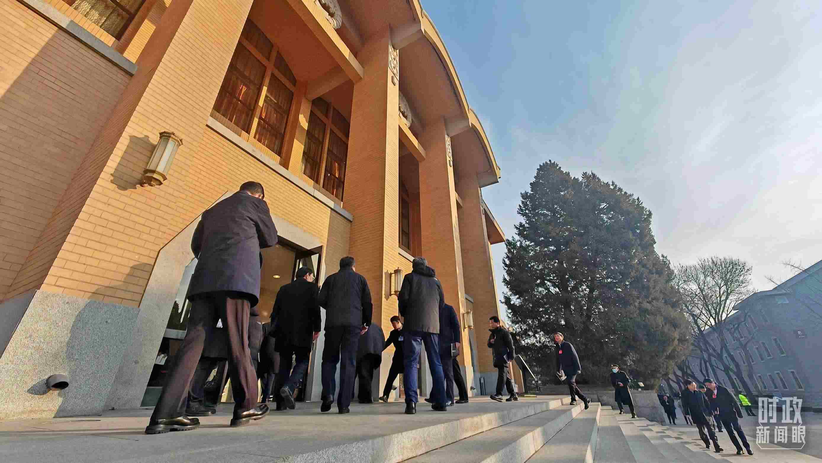 △省部級主要領(lǐng)導(dǎo)干部推動金融高質(zhì)量發(fā)展專題研討班的學(xué)員們正在進入會場。（總臺央視記者王策拍攝）