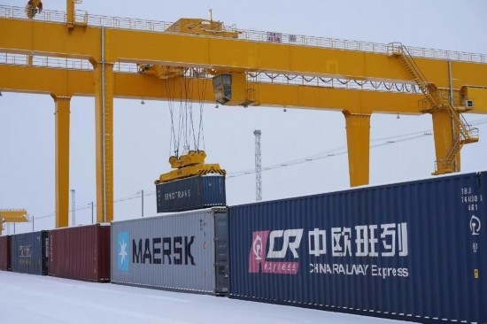 霍爾果斯口岸鐵路換裝場(chǎng)內(nèi)正在進(jìn)行集裝箱換裝作業(yè)。（受訪單位供圖）