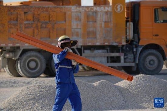 1月18日，工作人員在瑙魯艾沃港碼頭升級(jí)改造項(xiàng)目工地工作。新華社記者 王申 攝