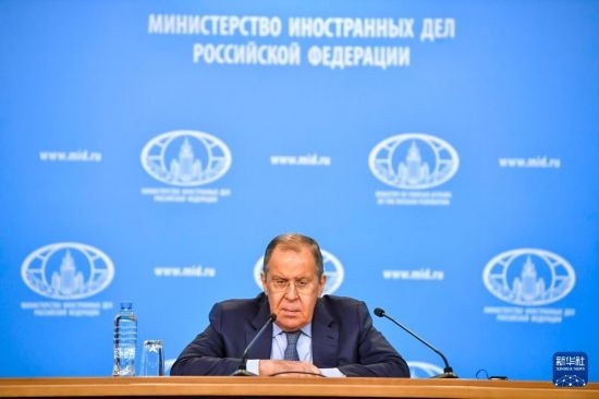 1月18日，在俄羅斯首都莫斯科，俄羅斯外長(zhǎng)拉夫羅夫回答記者提問(wèn)。新華社發(fā)（亞歷山大攝）