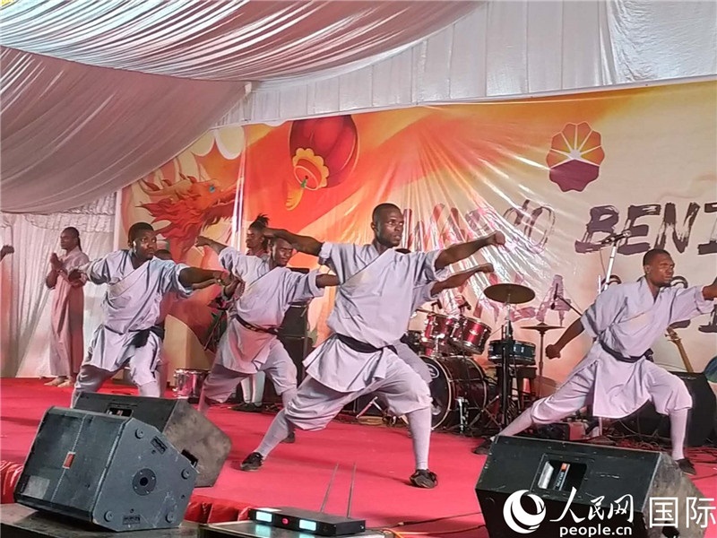 貝寧中國文化中心武術(shù)隊在進(jìn)行表演。人民網(wǎng)記者 黃培昭攝