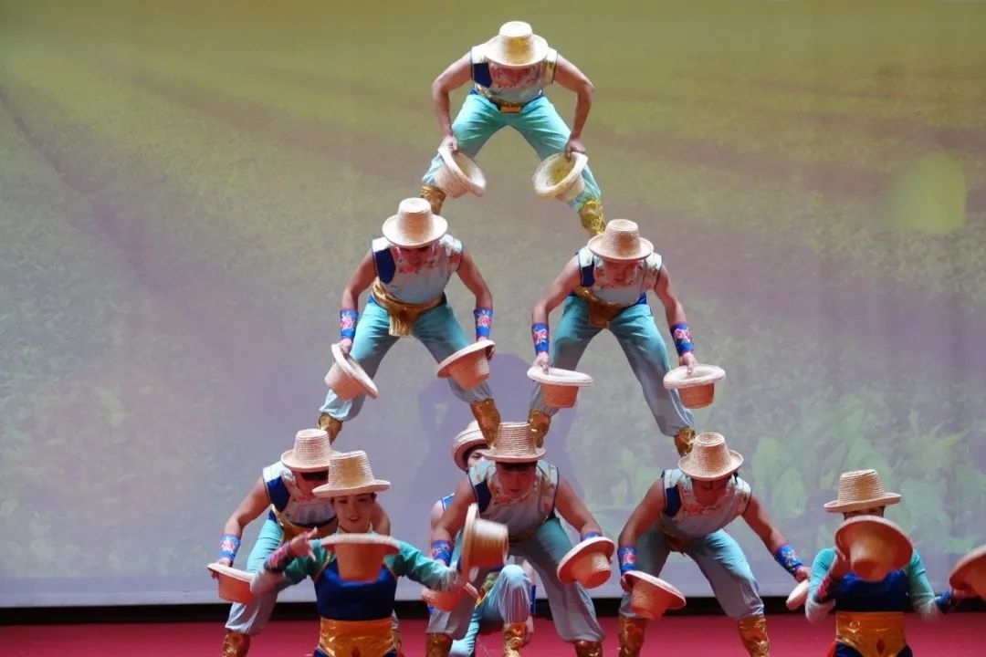 雜技表演“草帽歡歌” 。貝寧中國文化中心供圖