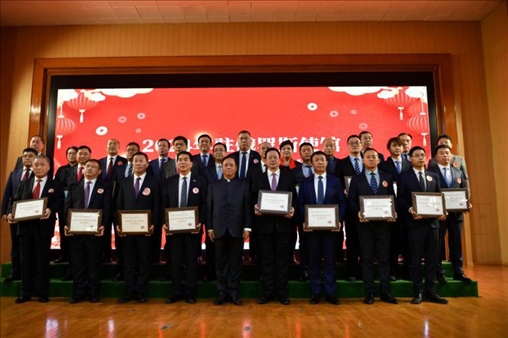 張漢暉為獲獎單位和個人頒發(fā)獎狀。駐俄羅斯使館供圖