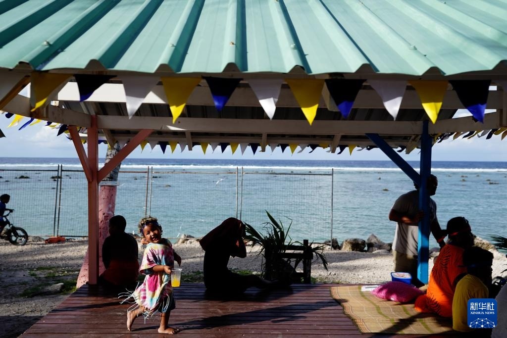 1月20日，當(dāng)?shù)厝嗽阼斠惶幒┬蓍e娛樂。新華社記者 王申 攝