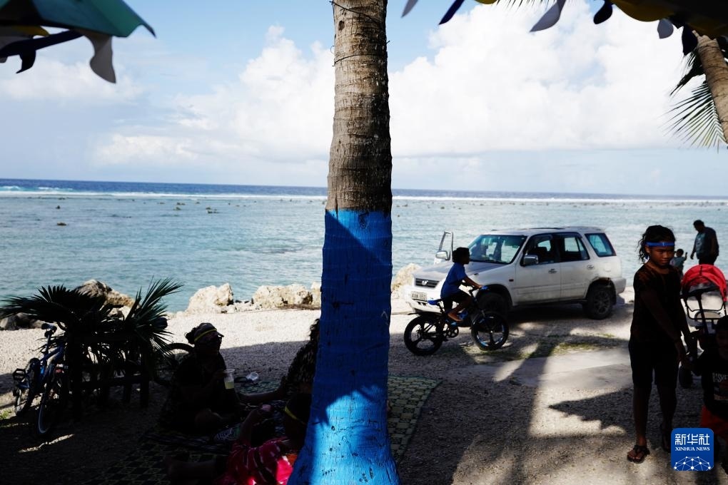 1月20日，當(dāng)?shù)厝嗽阼斠惶幒┬蓍e娛樂。新華社記者 王申 攝