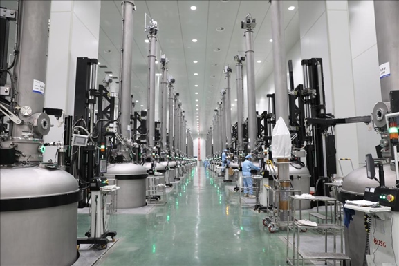 曲靖經(jīng)開區(qū)晶澳太陽能生產(chǎn)車間場景。 葉倬瑋攝