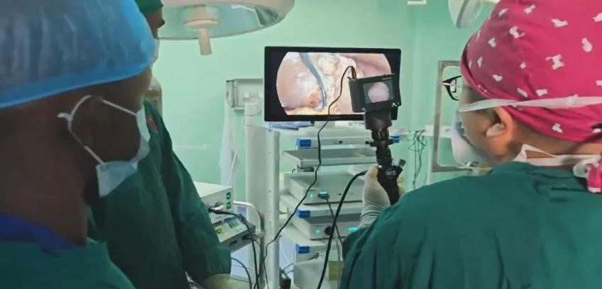 吳巍醫(yī)生（右一）在開展雙鏡聯(lián)合手術(shù)。中國援桑醫(yī)療隊(duì)供圖