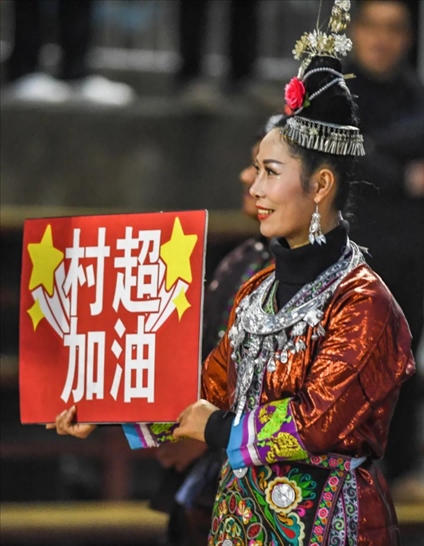 1月7日，一位村民手舉“村超加油”的標(biāo)牌 新華社記者 陶亮 攝 