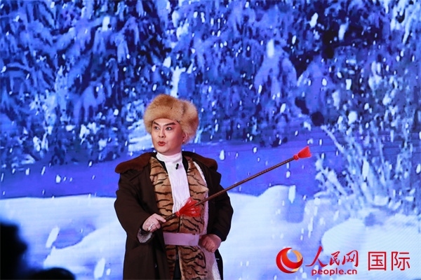 現(xiàn)代京劇《智取威虎山》選段《打虎上山》。人民網(wǎng) 許可攝