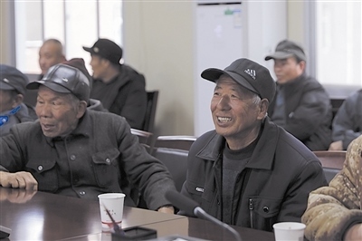  圖③：農(nóng)民工臉上洋溢著笑容。