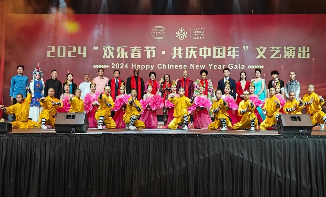 全體嘉賓和演員合影。中國駐南非大使館供圖