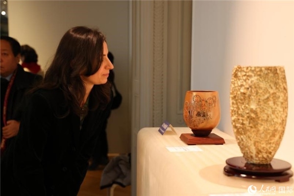 嘉賓和公眾參觀“絲路瓷行”——中國景德鎮(zhèn)陶瓷文化特展。人民網記者 尚凱元攝