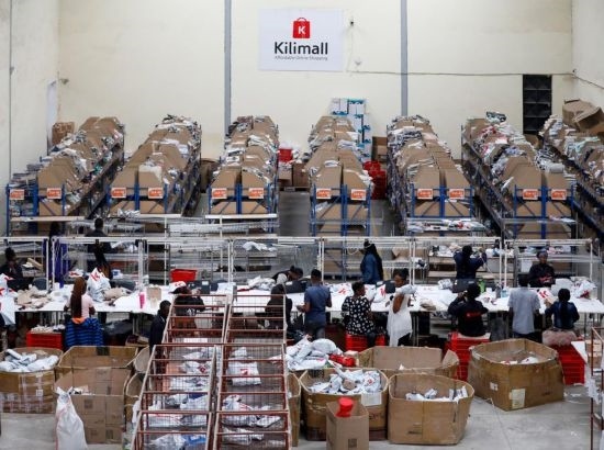2023年11月11日，在肯尼亞姆洛隆戈，Kilimall員工在倉庫內(nèi)工作。新華社記者 李亞輝 攝