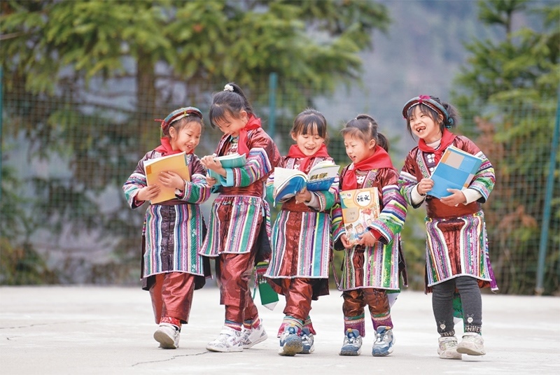 位于貴州省黔東南苗族侗族自治州從江縣大山深處的西山鎮(zhèn)中寨教學(xué)點，是一所全校均為瑤族學(xué)生的“微小學(xué)”。近年來，隨著教學(xué)條件逐漸改善，學(xué)校發(fā)生了翻天覆地的變化。圖為2023年2月16日，領(lǐng)到新書的瑤族學(xué)生在一起交流。 新華社記者 楊文斌/攝