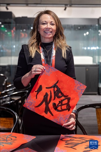 1月28日，在上海豫園舉行的民俗活動上，美國馬斯卡廷初中校長珍妮弗·李·弗里德利展示自己寫下的“?！弊?。 新華社記者 王翔 攝