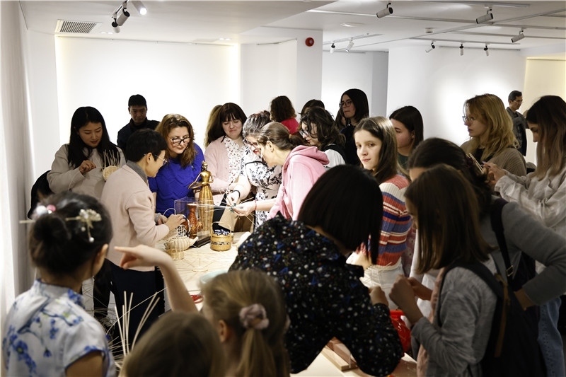 羅馬尼亞觀眾體驗安溪竹藤編技藝。 布加勒斯特中國文化中心供圖