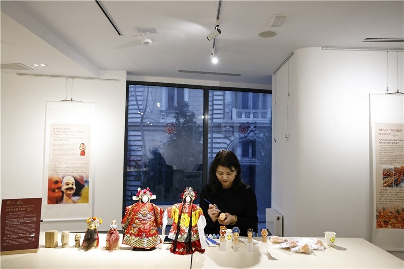 中國泉州的非遺大師制作江加走木偶頭雕刻。 布加勒斯特中國文化中心供圖_副本