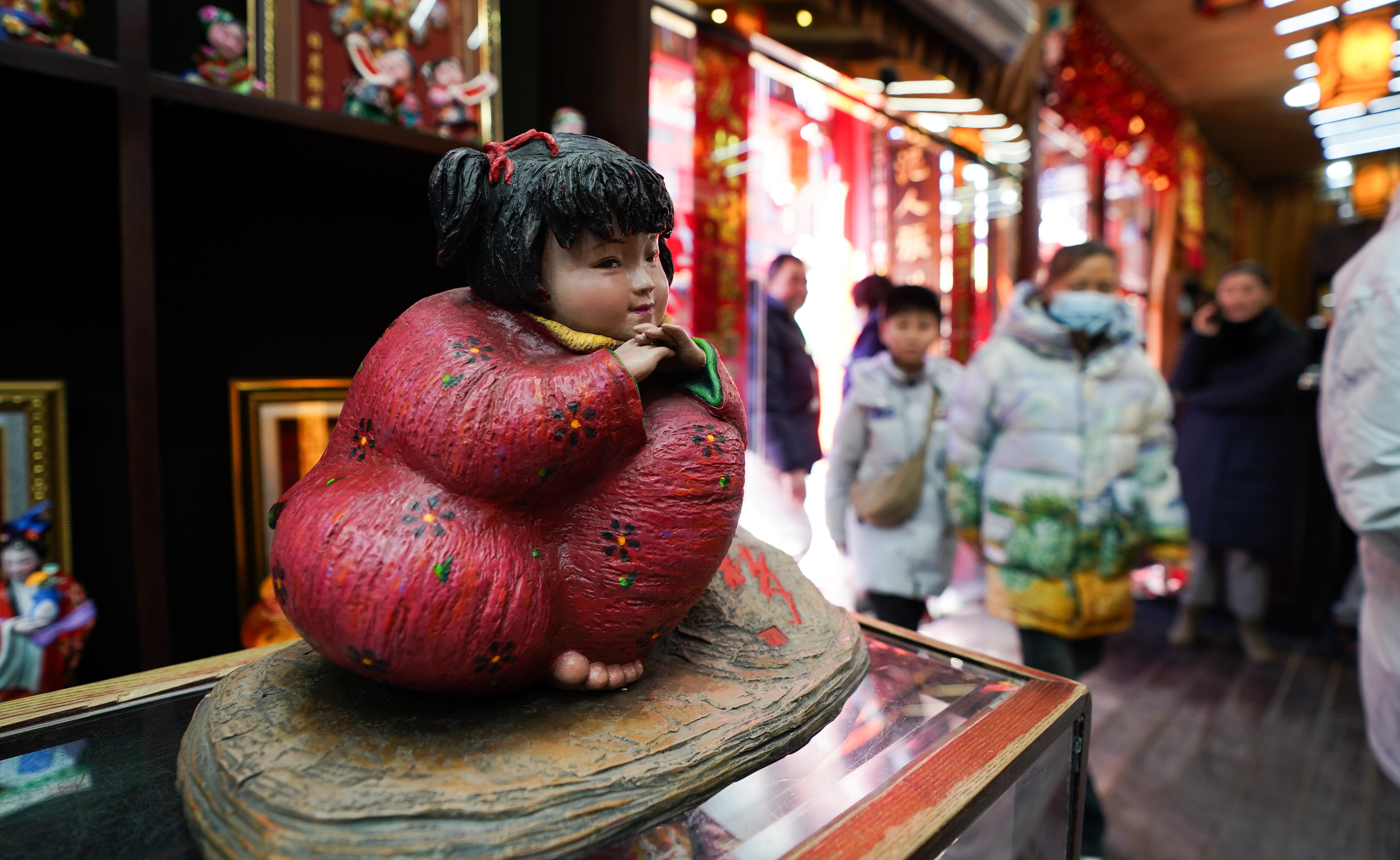 △泥人張彩塑是天津的傳統(tǒng)民間手工藝品，為天津市首批國家級(jí)非物質(zhì)文化遺產(chǎn)。（總臺(tái)國廣記者李晉拍攝）