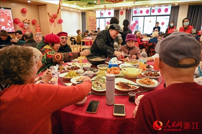 老人們享用公益年夜飯。人民網(wǎng)記者 葉賓得攝