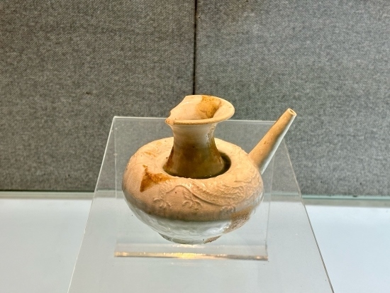 德化縣陶瓷博物館收藏的龍紋軍持。人民網(wǎng)記者 金慧慧攝