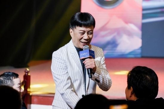 “何以中國·向海泉州”網(wǎng)絡(luò)主題活動現(xiàn)場，陳百潭演出時與觀眾互動。泉州廣播電視臺供圖