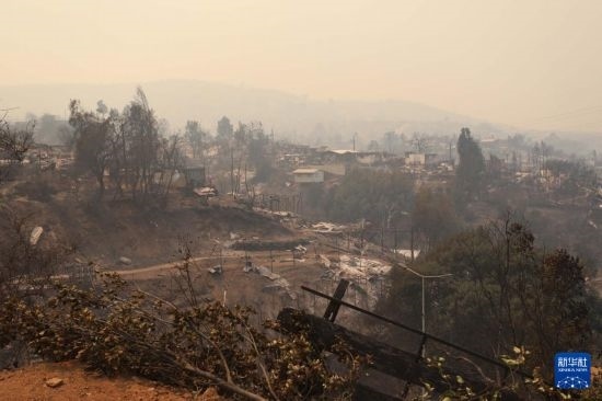 這是2月3日在智利瓦爾帕萊索大區(qū)比尼亞德爾馬市拍攝的在森林火災(zāi)中燒毀的房屋。新華社發(fā)