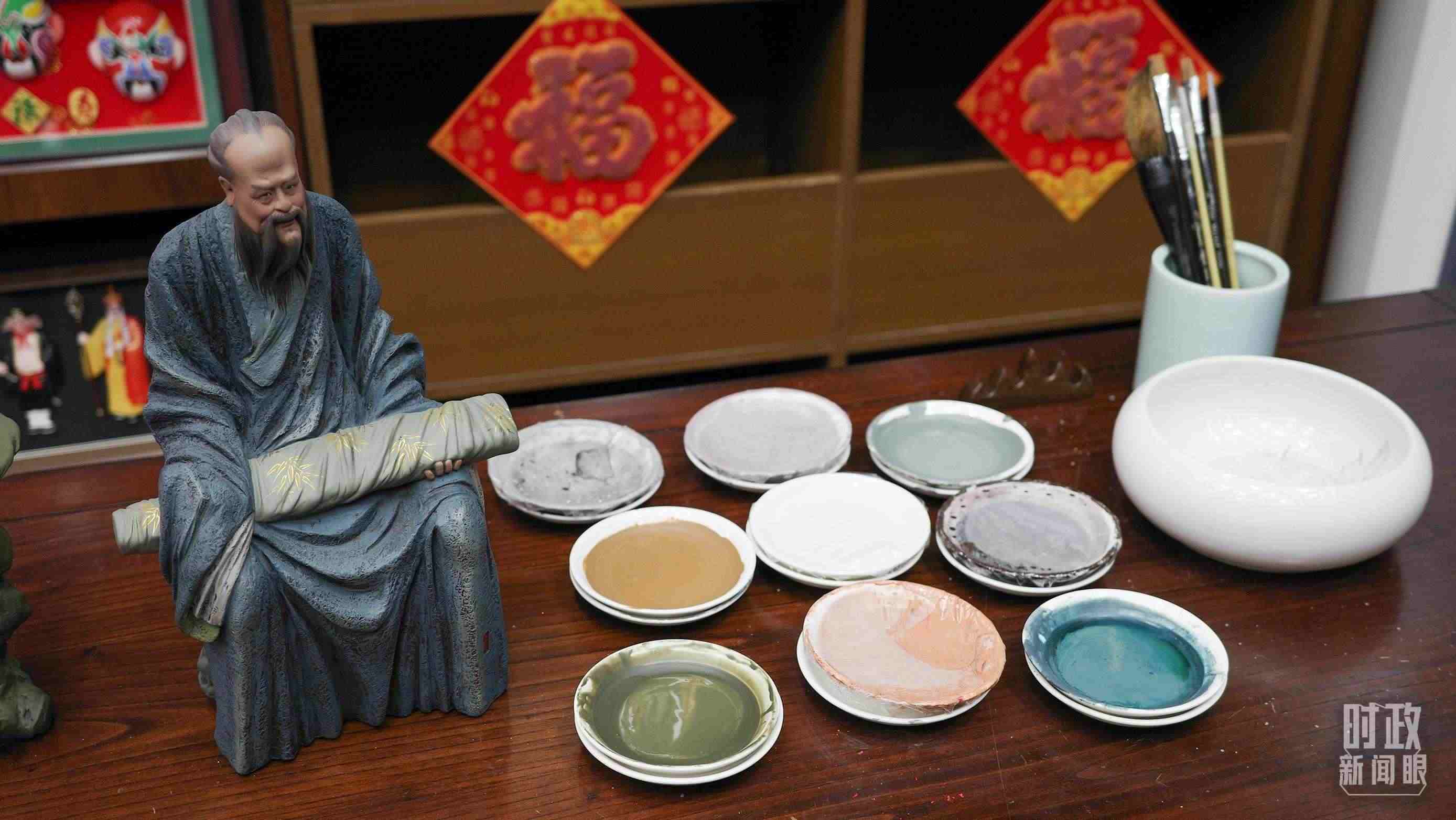 △天津古文化街，泥人張店鋪的上色顏料展示。（總臺央視記者覃思拍攝）