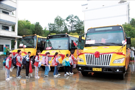 △2023年9月28日，湖北竹山縣校園直通車全域開通后，學(xué)生在有序排隊(duì)乘車。第二批主題教育開展后，竹山縣將實(shí)施農(nóng)村道路暢通工程作為為民辦實(shí)事的重要內(nèi)容。