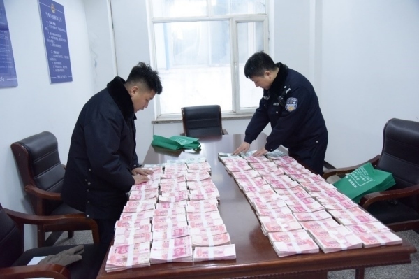 民警清點涉案資金。磐石市公安局供圖