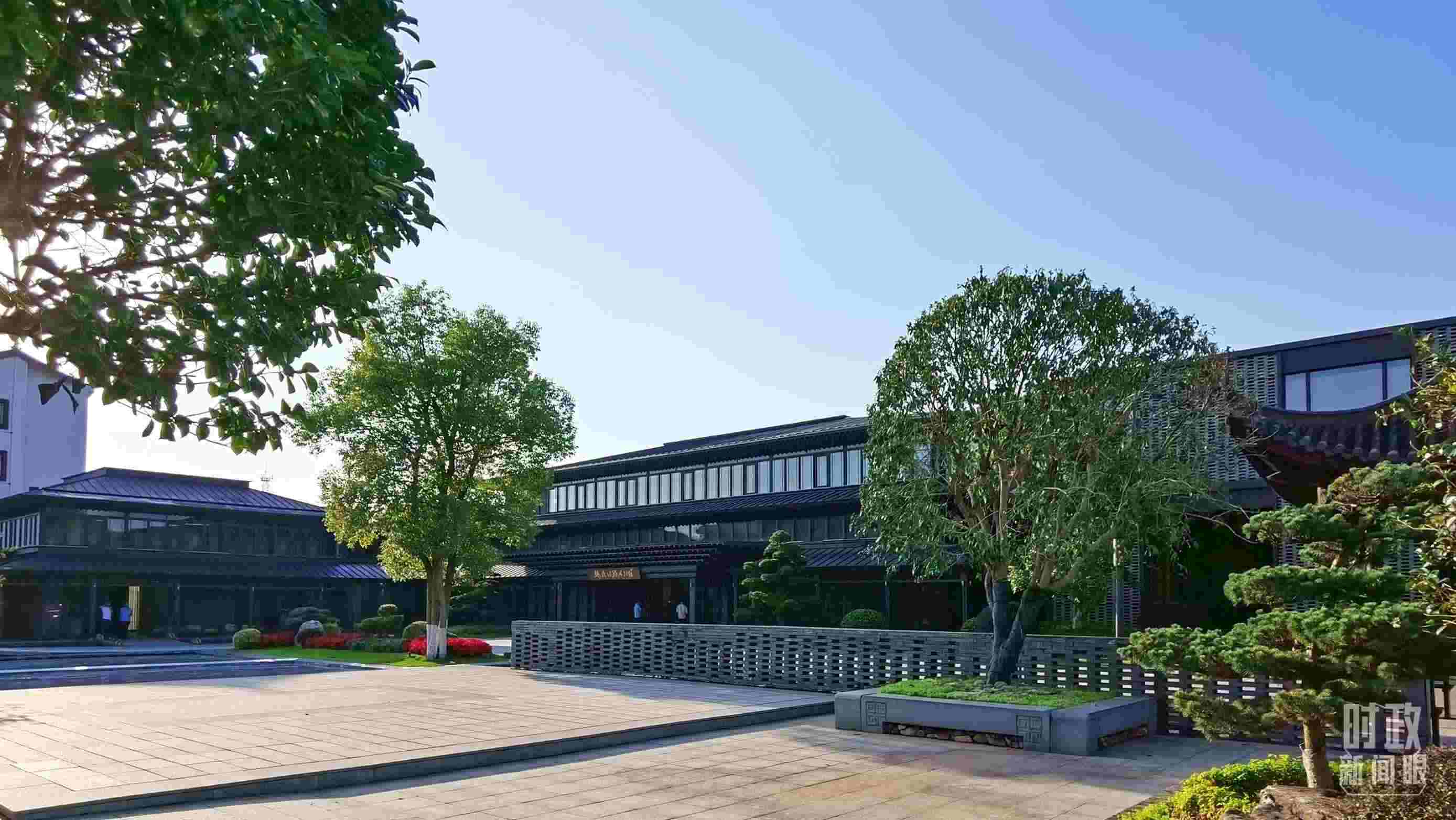 △楓橋經(jīng)驗(yàn)陳列館。2023年9月，習(xí)近平來(lái)到這里考察，強(qiáng)調(diào)要發(fā)展好新時(shí)代“楓橋經(jīng)驗(yàn)”。（總臺(tái)央視記者陳漢章拍攝）