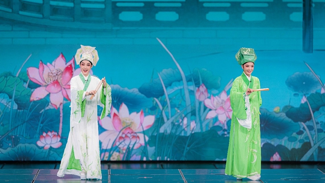 青年越劇演員陳麗君、李云霄彩排現(xiàn)場(chǎng)。主辦方供圖