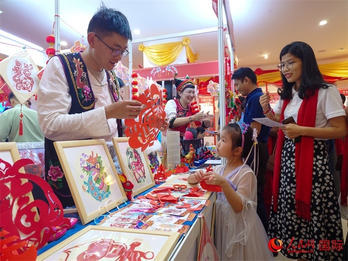 活動現(xiàn)場的剪紙展示。人民網(wǎng)記者 謝佳君攝