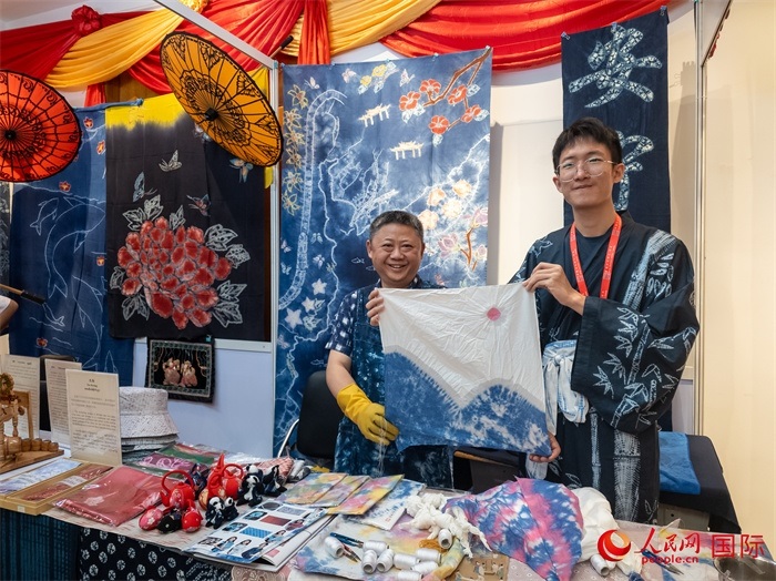 活動現(xiàn)場的扎染展示。人民網(wǎng)記者 謝佳君攝