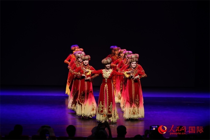 2日在阿聯(lián)酋迪拜舉行的大型音舞詩畫《新疆是個好地方》文藝演出。人民網(wǎng)記者任皓宇攝