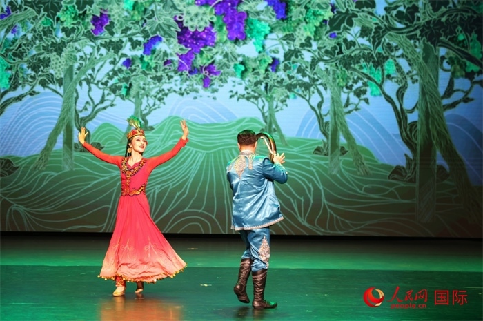 2日在阿聯(lián)酋迪拜舉行的大型音舞詩畫《新疆是個好地方》文藝演出。人民網(wǎng)記者 任皓宇攝