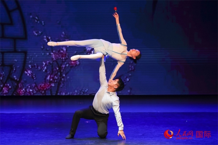 2日在阿聯(lián)酋迪拜舉行的大型音舞詩畫《新疆是個好地方》文藝演出。人民網(wǎng)記者 任皓宇攝