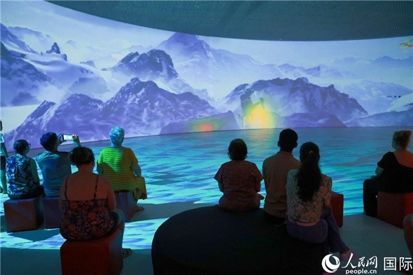 巴西民眾在活動(dòng)現(xiàn)場(chǎng)觀賞“走進(jìn)中國(guó)：沉浸式體驗(yàn)展”。人民網(wǎng)記者 陳海琪攝