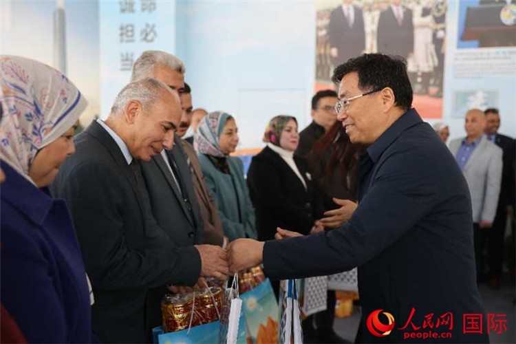 中建埃及分公司董事長(zhǎng)常偉才為埃及師生發(fā)放新年禮包。人民網(wǎng)記者 黃培昭攝