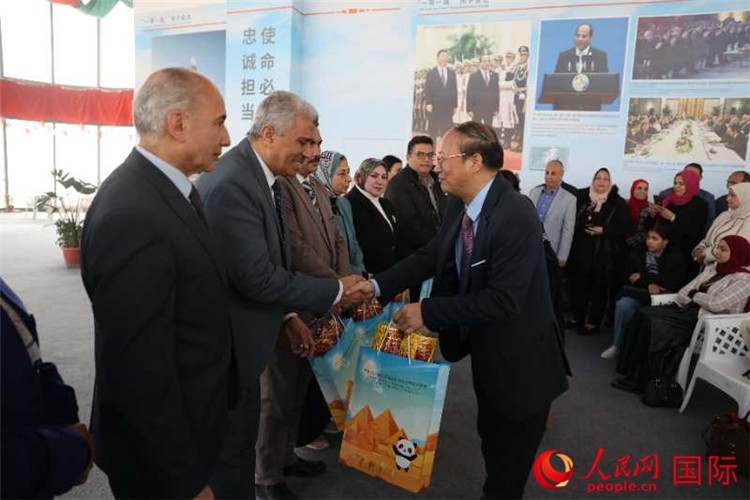 中國(guó)駐埃及使館教科處盧春生公參為埃及師生發(fā)放新年禮包。人民網(wǎng)記者 黃培昭攝