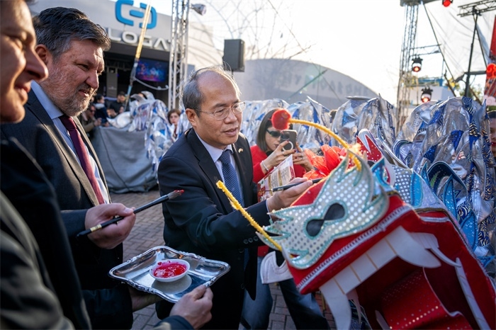 中國駐希臘大使館大使肖軍正與希方嘉賓為舞龍點睛。《中希時報》供圖