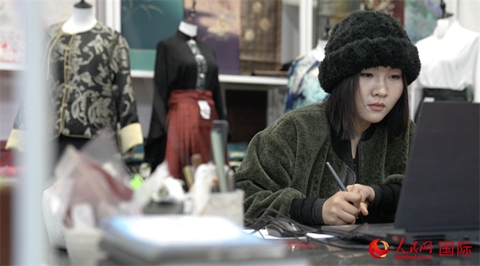 1月23日，在山東省菏澤市曹縣有愛云倉直播基地，張子晨正在設(shè)計(jì)漢服。 人民網(wǎng)記者 袁蒙攝