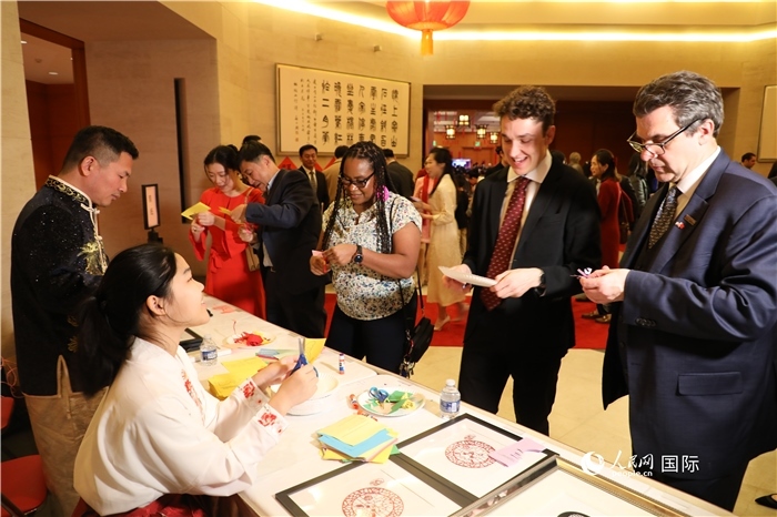 圖為美國民眾體驗中國春節(jié)民俗。人民網(wǎng)記者 李志偉攝