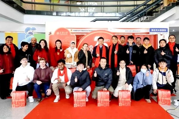 天津大學(xué)同學(xué)們收到新春大禮包。校方供圖