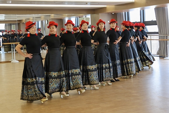 廈門思明區(qū)老年大學(xué)老年模特班正在上課。